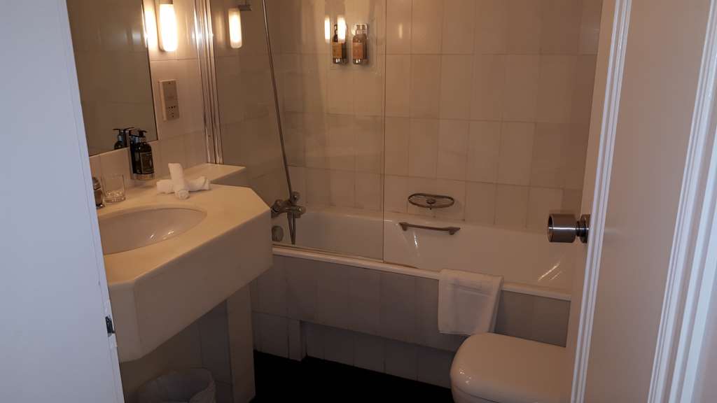 HOTEL DU PARC MULHOUSE-guestroom-Guest Room,Bathroom,On-Site.jpg