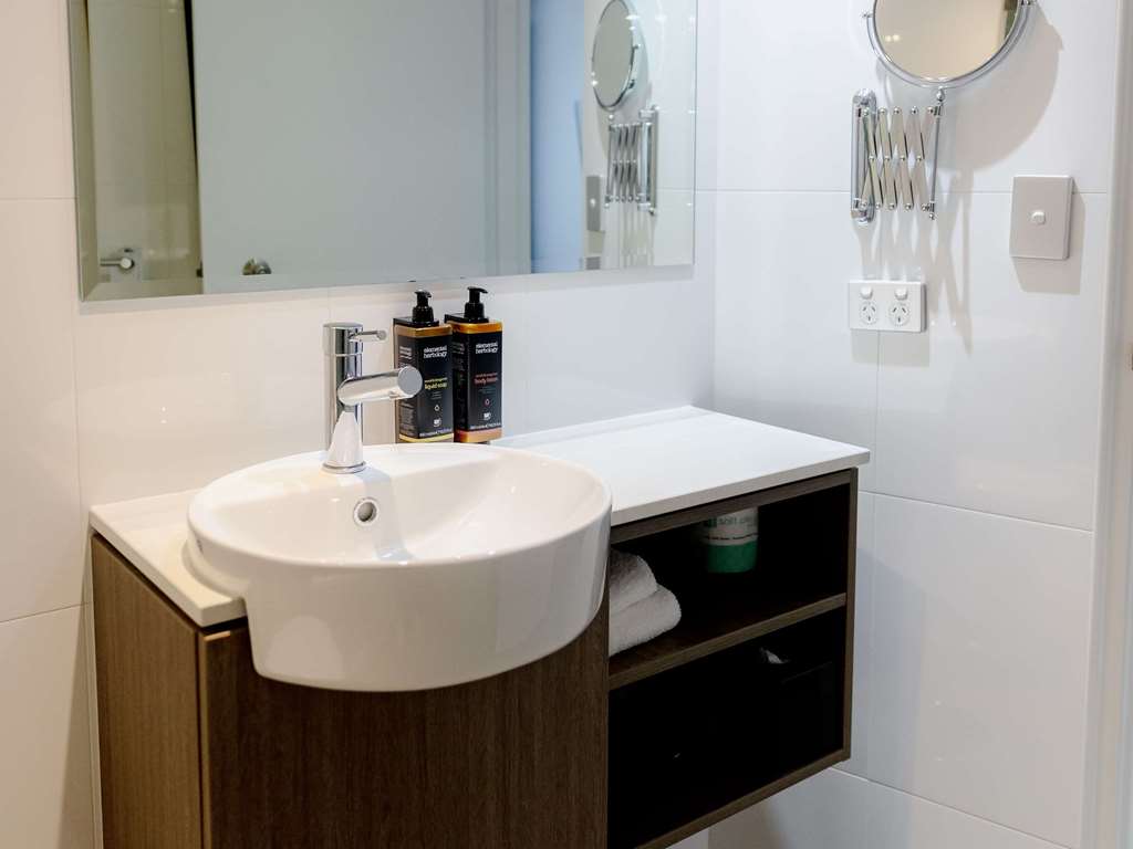 Mercure Brisbane Spring Hill-guestroom-Guest Room,Bathroom,On-Site.jpg