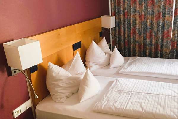 Standard 1 Queen Bed Room