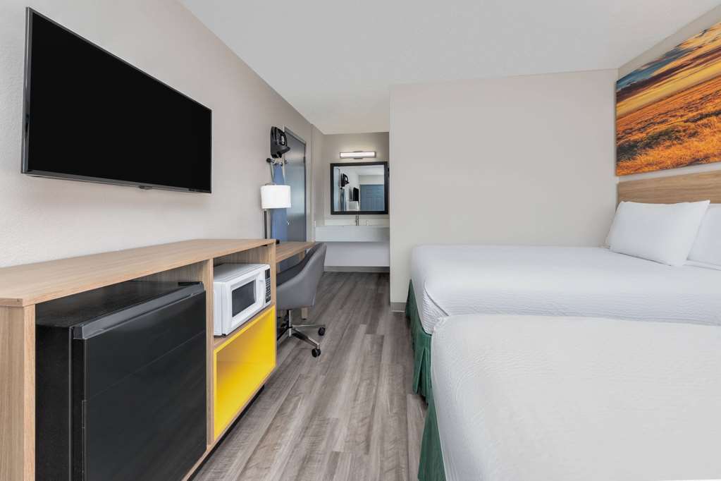 DAYS INN BY WYNDHAM WICHITA FALLS-guestroom-Guest Room,On-Site.jpg
