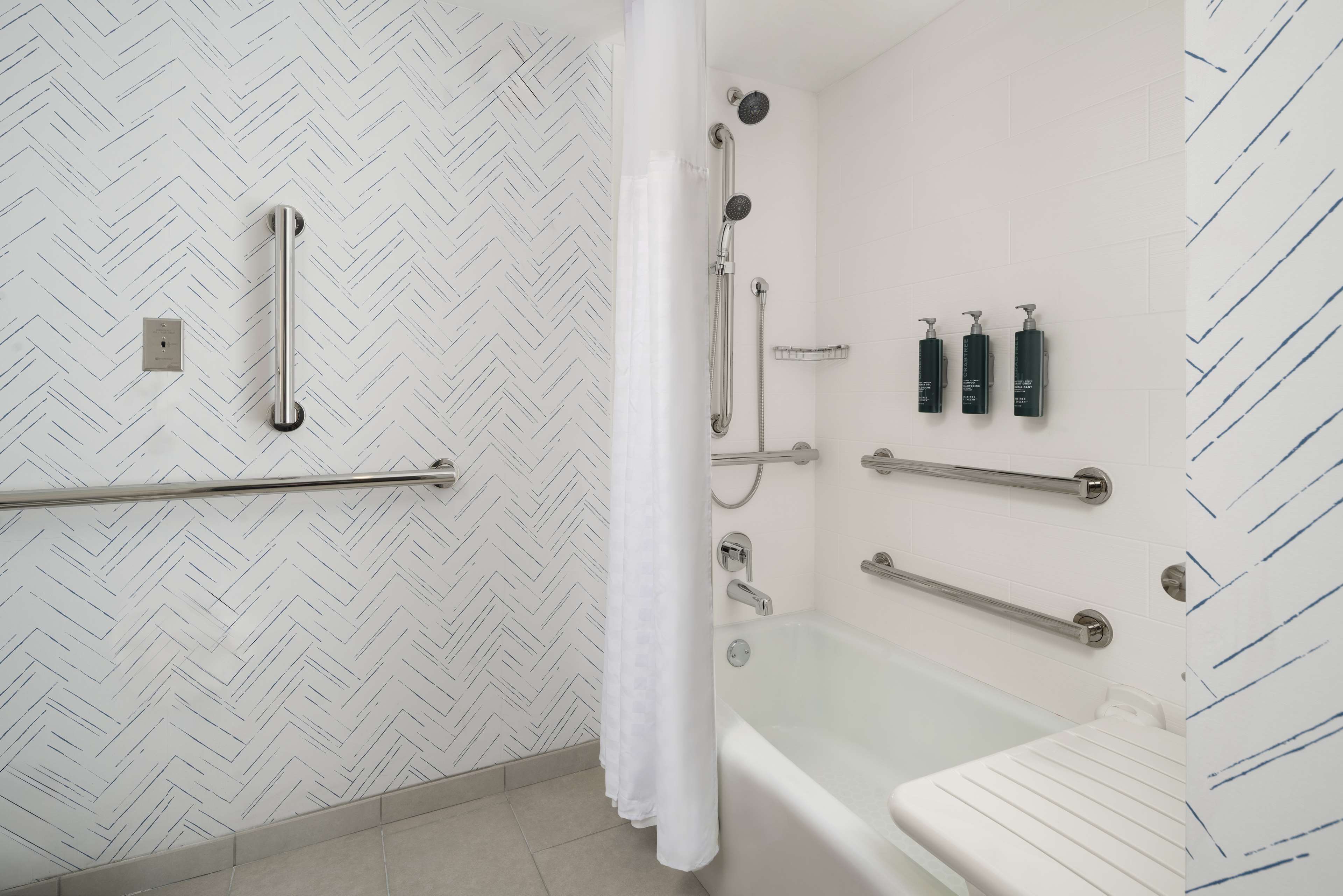 DoubleTree by Hilton Hartford Downtown Room Type - 1 KG ACC BATHTUB