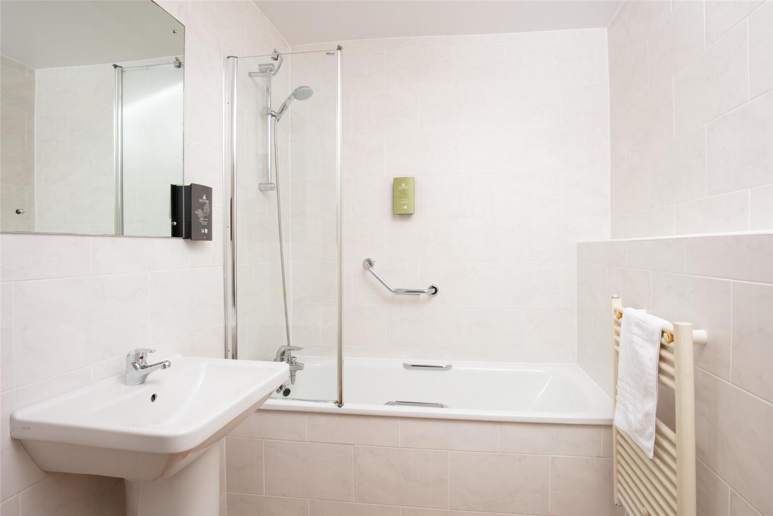THE GEORGE HOTEL-guestroom-Guest Room,Bathroom,On-Site.jpg
