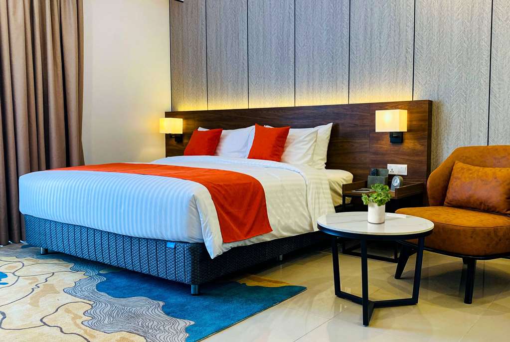 WYNDHAM ION MAJESTIC-guestroom-Guest Room,On-Site.jpg