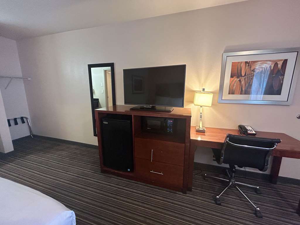 MOTEL 6 MARTINEZ, CA-guestroom-Guest Room,On-Site.jpg
