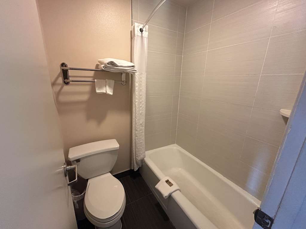 MOTEL 6 MARTINEZ, CA-guestroom-Guest Room,Bathroom,On-Site.jpg
