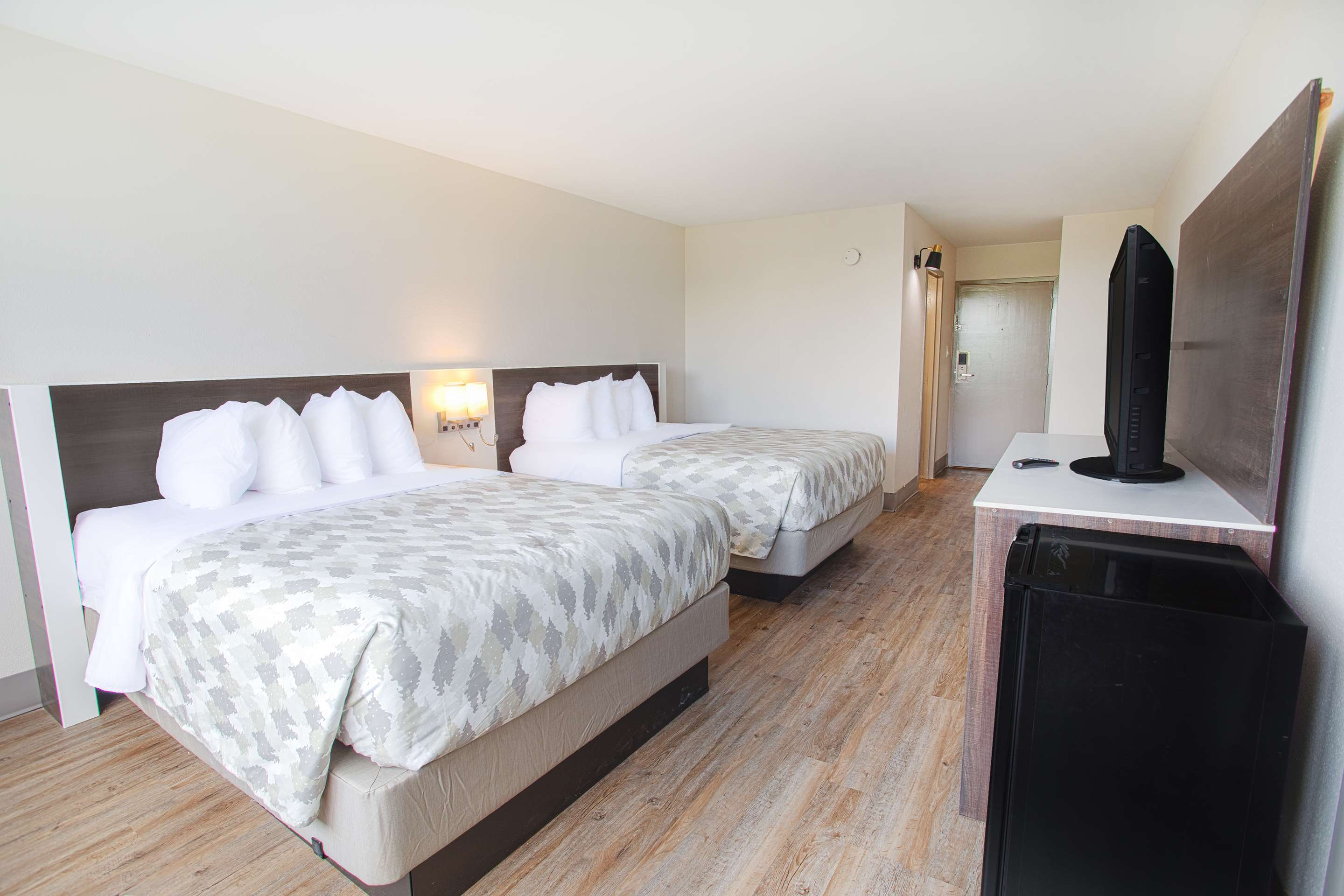 2 Queen Beds image