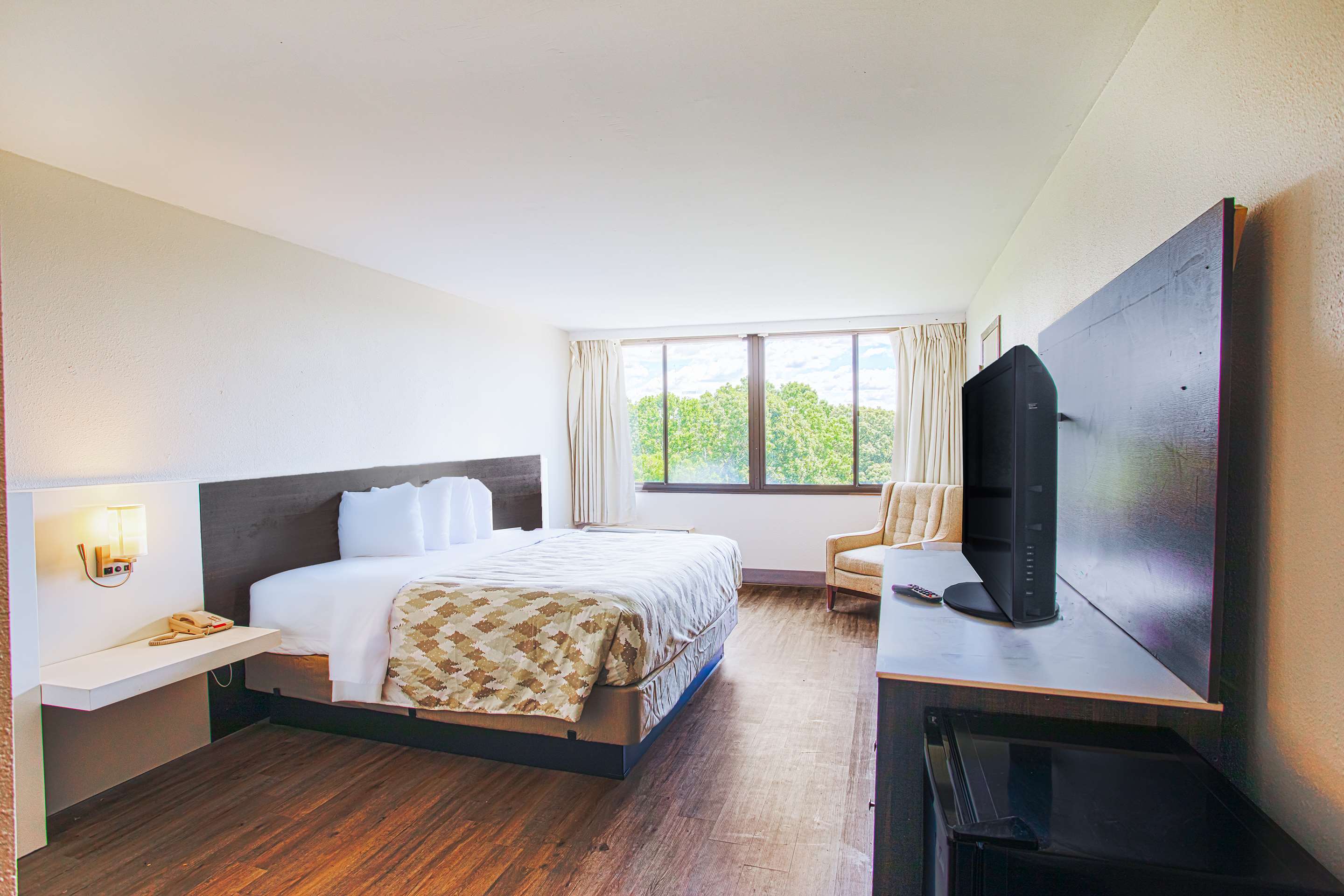 1 King Bed image