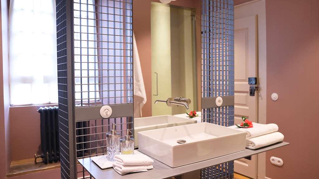 SESSIUS1622-guestroom-Guest Room,Bathroom,On-Site.jpg