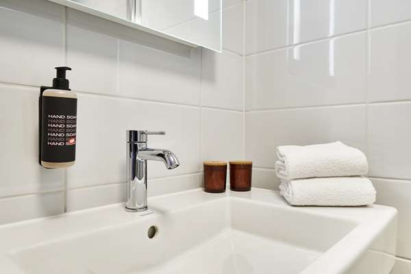 2 Single Beds, Non-Smoking, Economy Room, Smart Tv, Work Desk, Wi-Fi, Full Breakfast