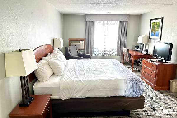 1 King Bed, 1 Queen Bed, 2-Bedroom Family Suite, Jetted Tub, Non-Smoking