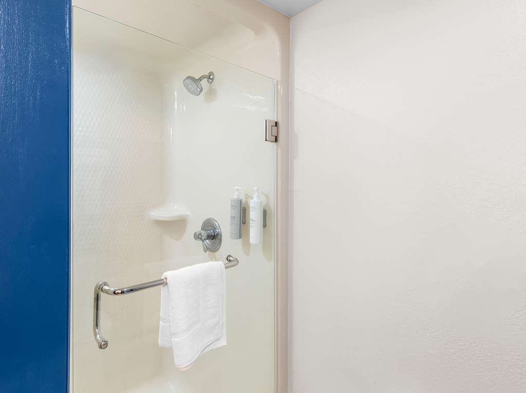 SPARK BY HILTON AUGUSTA-guestroom-Guest Room,Bathroom,On-Site.jpg