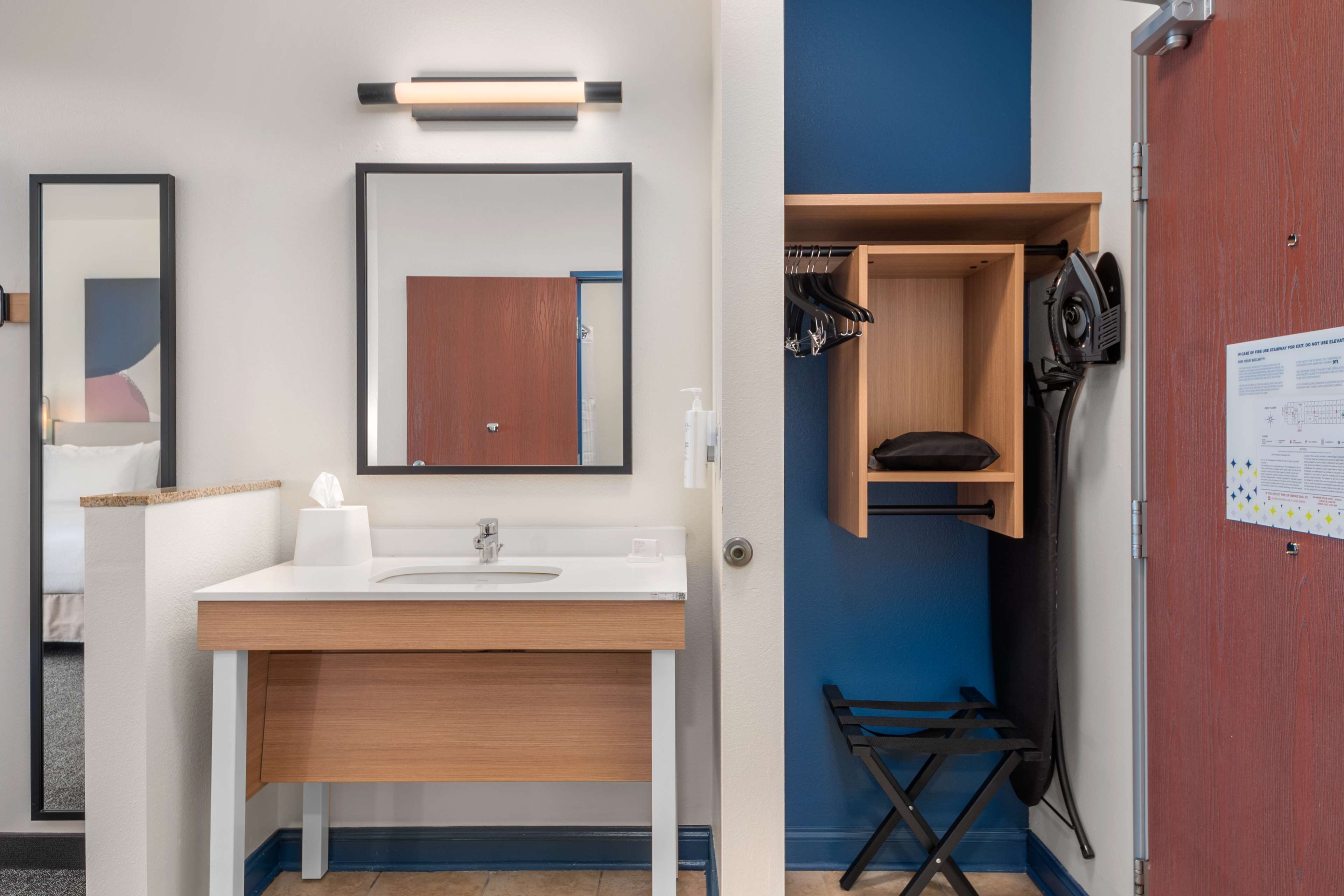 Spark by Hilton Minot Room Type - 1 KING MOB HEAR ACCESS TUB