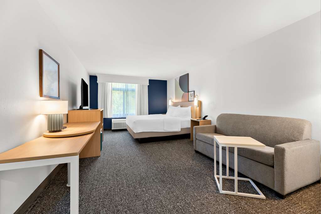 SPARK BY HILTON TUPELO-guestroom-Guest Room,On-Site.jpg