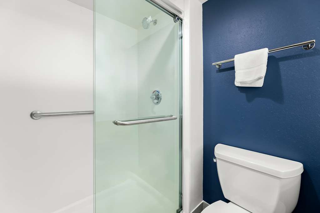 SPARK BY HILTON TUPELO-guestroom-Guest Room,Bathroom,On-Site.jpg