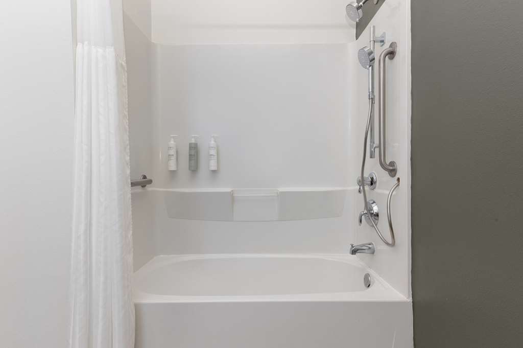 SPARK BY HILTON SAVANNAH SOUTH-guestroom-Guest Room,Bathroom,On-Site.jpg