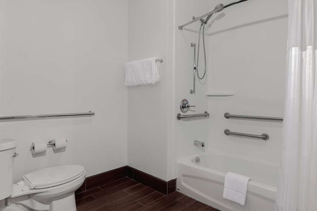 SPARK BY HILTON EVANSVILLE EAST IN-guestroom-Guest Room,Bathroom,On-Site.jpg