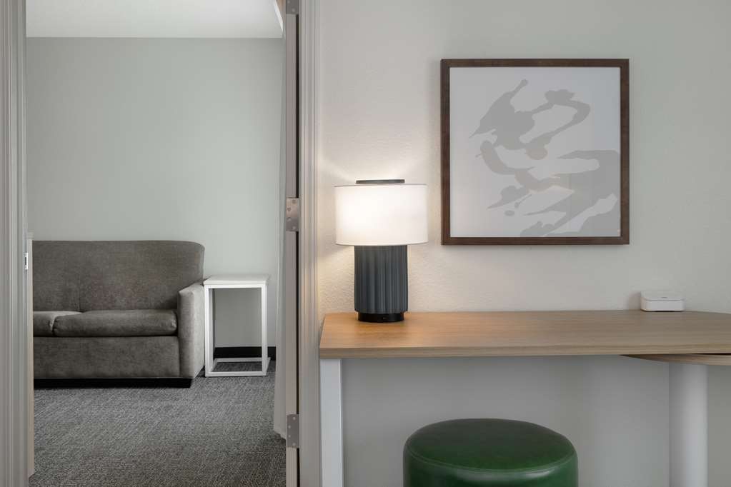 SPARK BY HILTON EVANSVILLE EAST IN-guestroom-Guest Room,On-Site.jpg