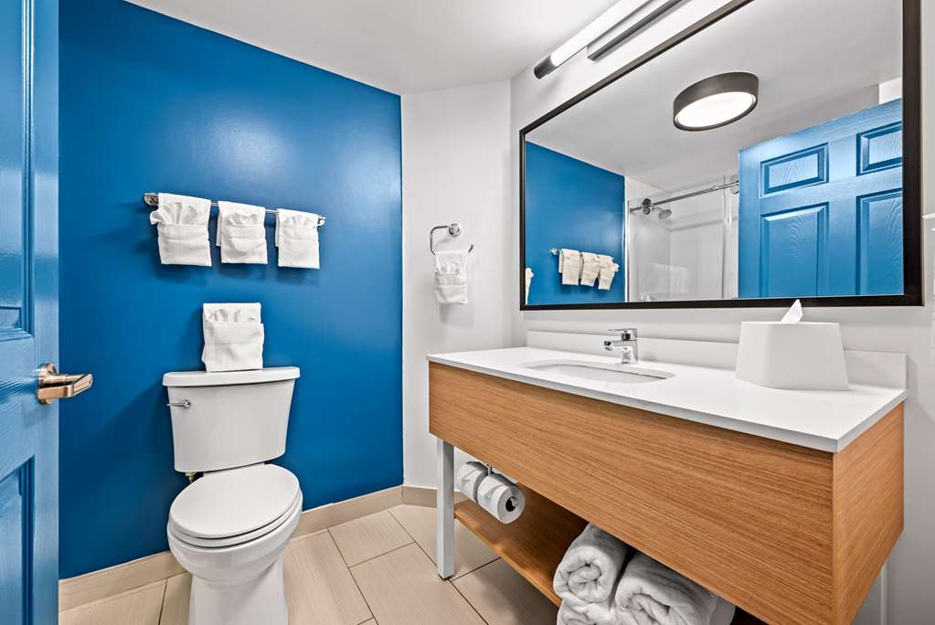 SPARK BY HILTON TUSCALOOSA UA-guestroom-Guest Room,Bathroom,On-Site.jpg