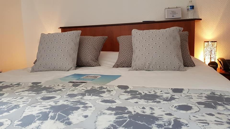 CONTACT HOTEL UTAH BEACH CARENTAN-guestroom-Guest Room,On-Site.jpg