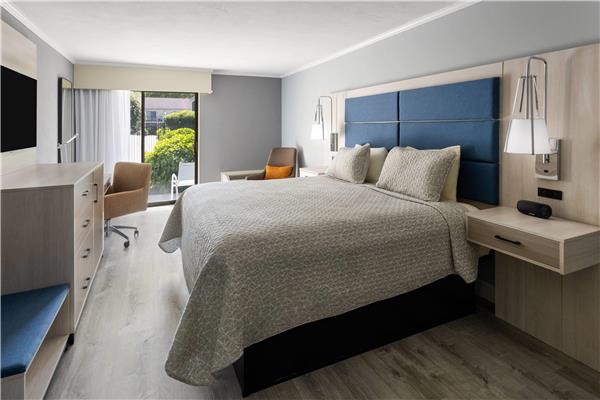 1 King Bed, Deluxe Room, First Floor, Patio, Non-Smoking