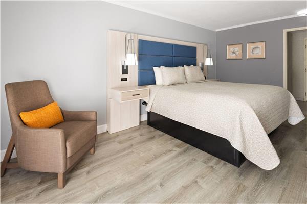1 King Bed, Deluxe Room, First Floor, Patio, Non-Smoking