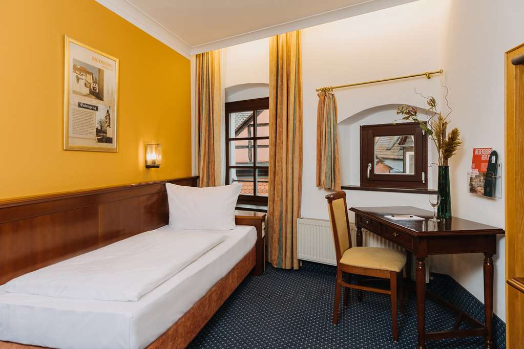 ALTSTADTHOTEL ARCH-guestroom-Guest Room,Bed,On-Site.jpg