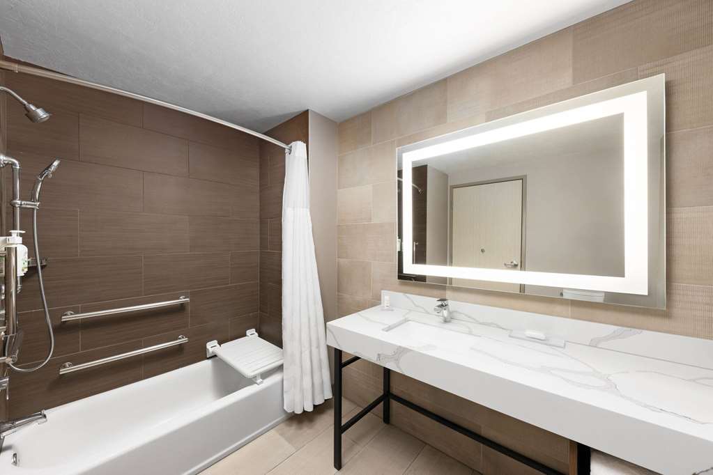 WINGATE BY WYNDHAM KINGMAN-guestroom-Guest Room,Bathroom,Accessibility,On-Site.jpg