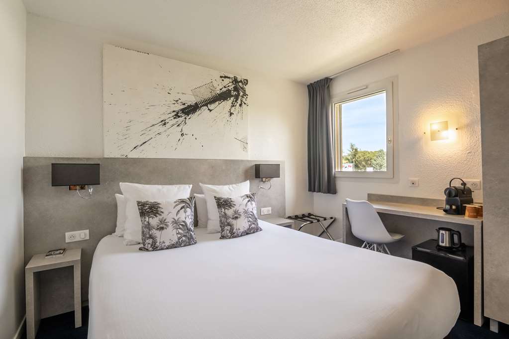 LE CLOS FLEURI-guestroom-Guest Room,Guest Room Amenity,On-Site.jpg