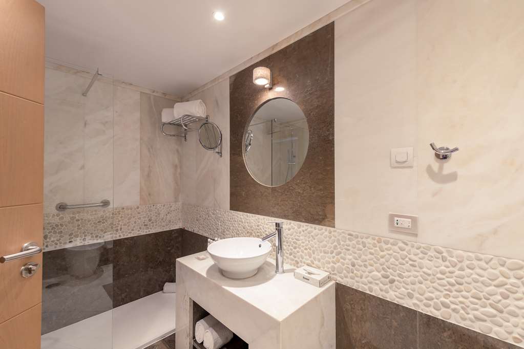 Sesimbra Oceanfront Hotel-guestroom-Guest Room,Bathroom,On-Site.jpg