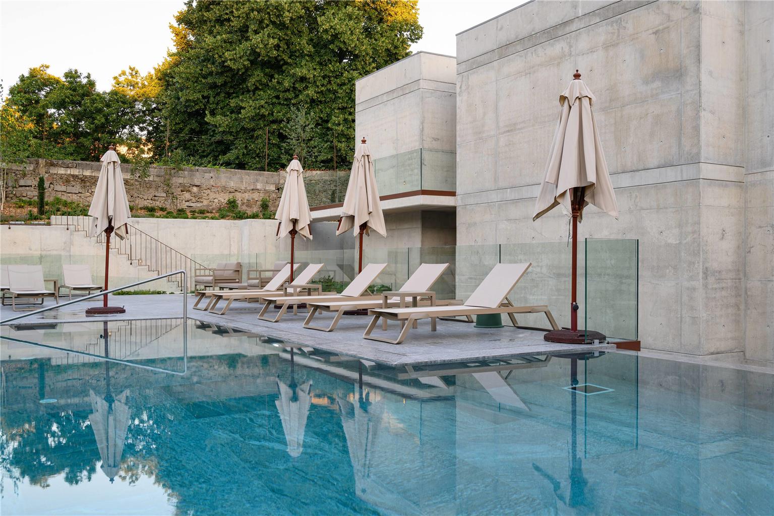 INNSIDE BRAGA CENTRO-guestroom-Guest Room,Guest Room Amenity,Pool,Architecture,On-Site,Outdoor/Exterior,Exterior View of Building.jpg