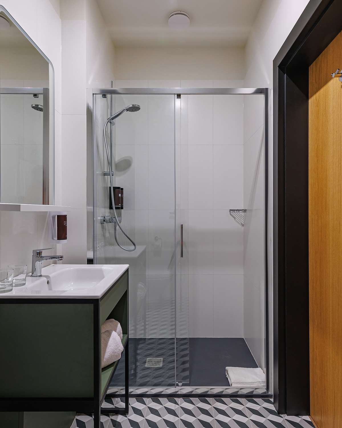 Guest room bath