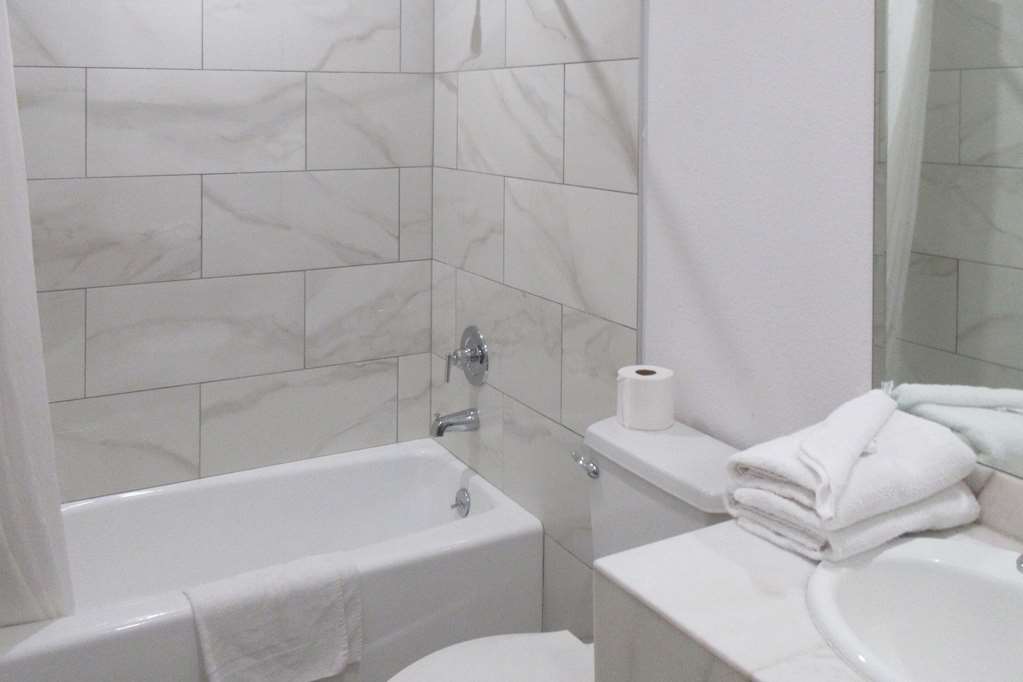 RODEWAY INN COMMERCE - LOS ANGELES-guestroom-Guest Room,Bathroom,On-Site.jpg