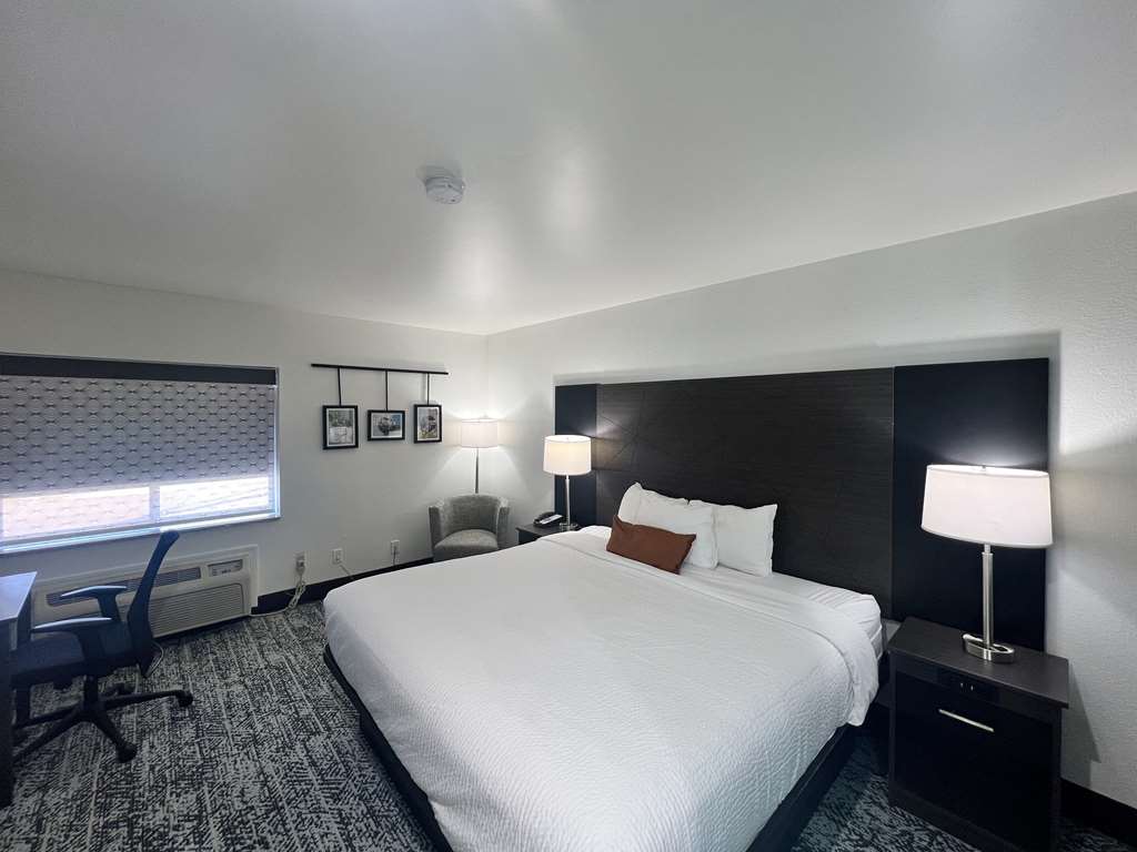SLEEP INN CHAMPAIGN-guestroom-Guest Room,On-Site.jpg