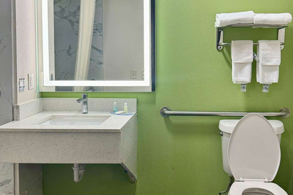 QUALITY INN SULPHUR-guestroom-Guest Room,Bathroom,On-Site.jpg