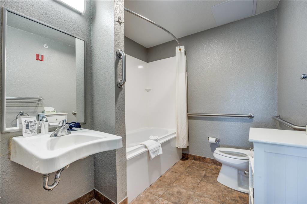 TANGLEWOOD RESORT ON LAKE TEXOMA AN-guestroom-Guest Room,Bathroom,On-Site.jpg