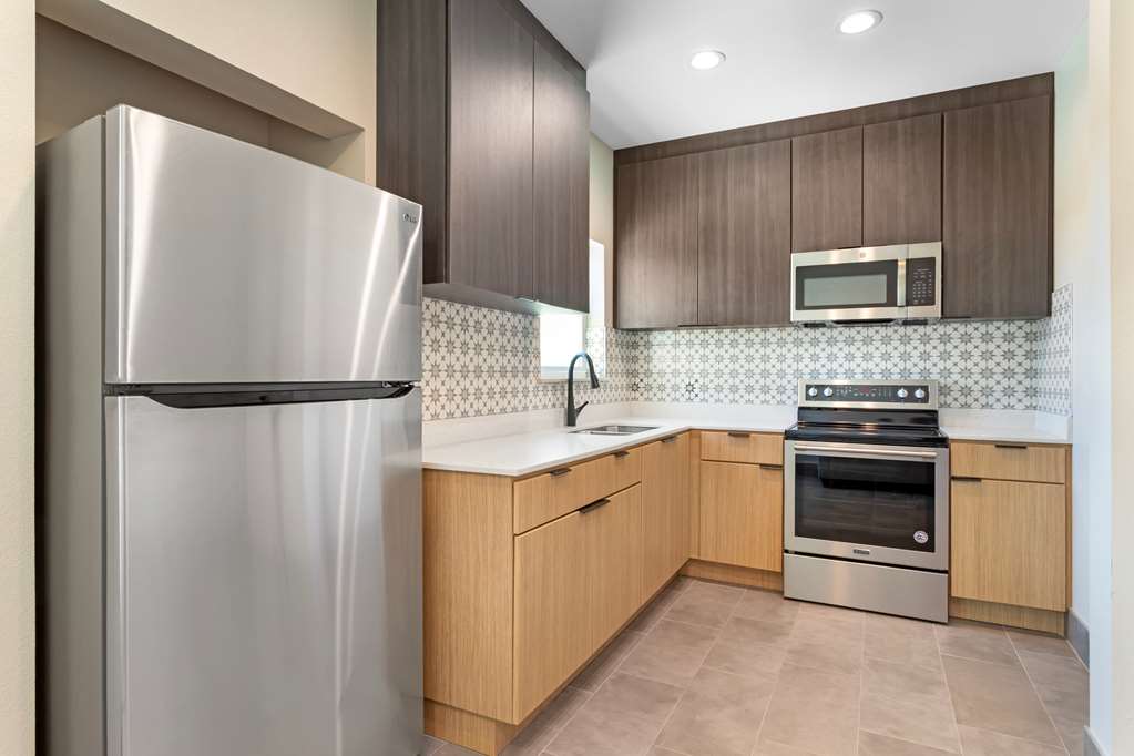 CLARION POINTE SPRING - HOUSTON NOR-guestroom-Guest Room,Suite,On-Site.jpg