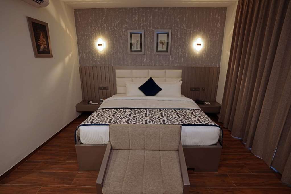 GRAND CONTINENT ANJUNA A SAROVAR PO-guestroom-Guest Room,On-Site.jpg