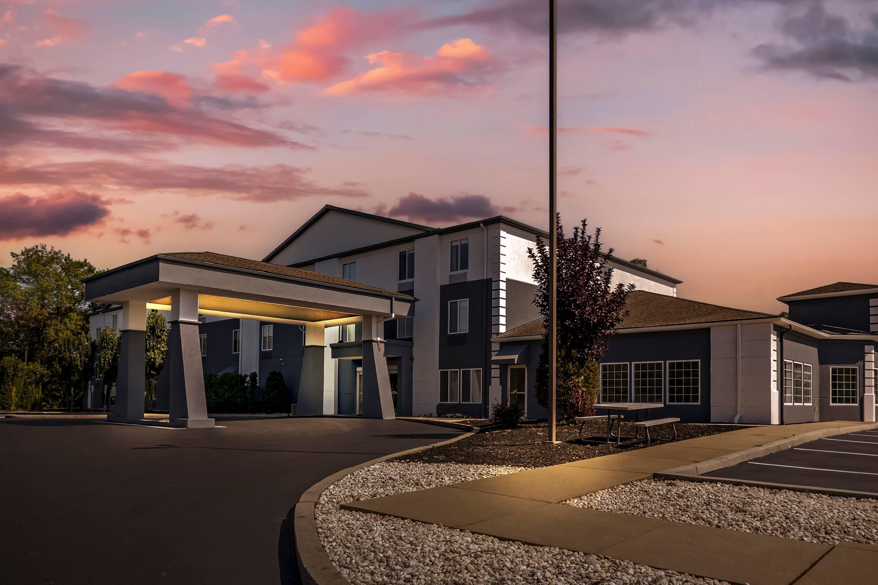 Twilight | Comfort Inn & Suites Harrisburg-Hershey North