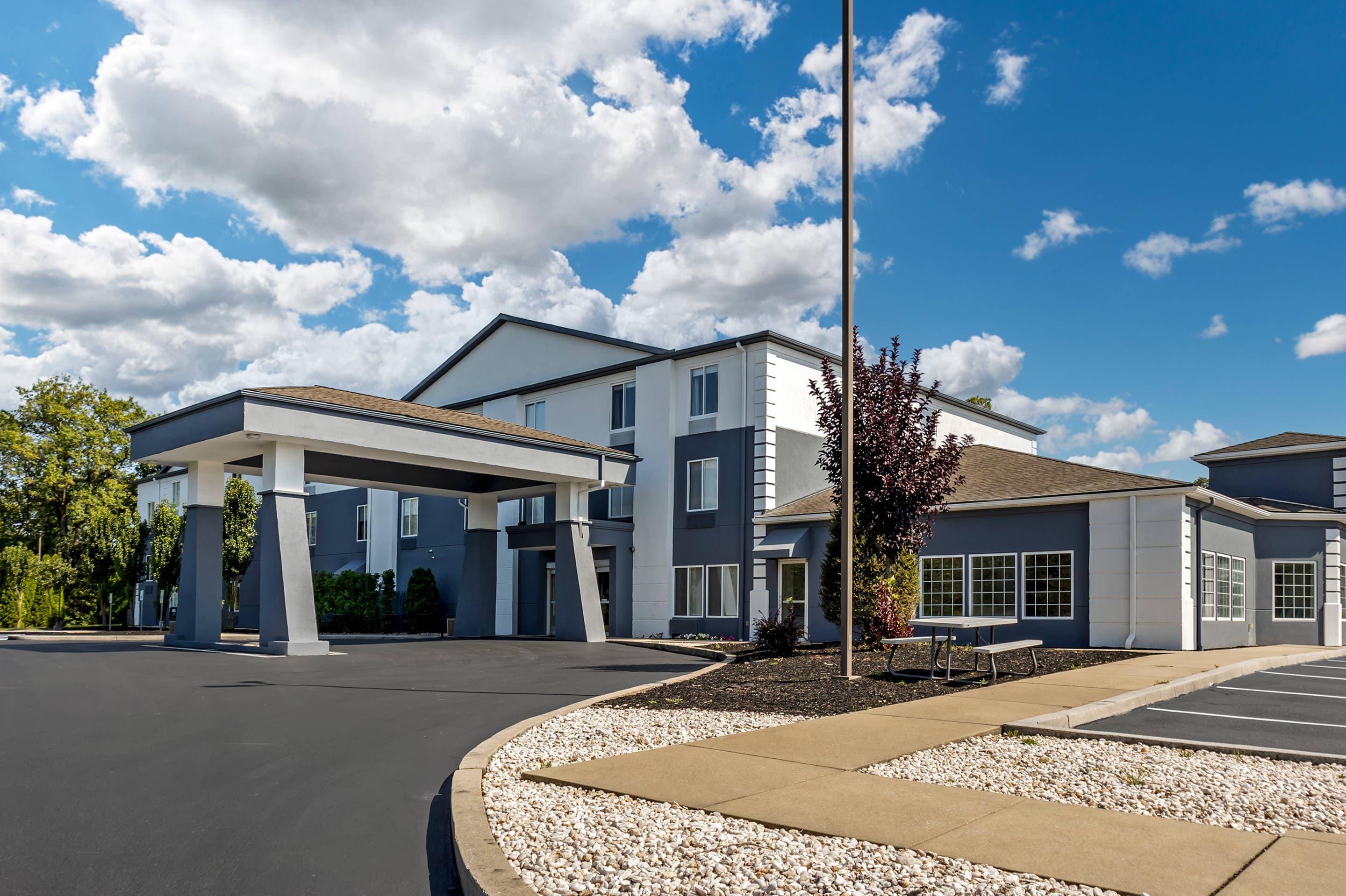 Hotel exterior | Comfort Inn & Suites Harrisburg-Hershey North