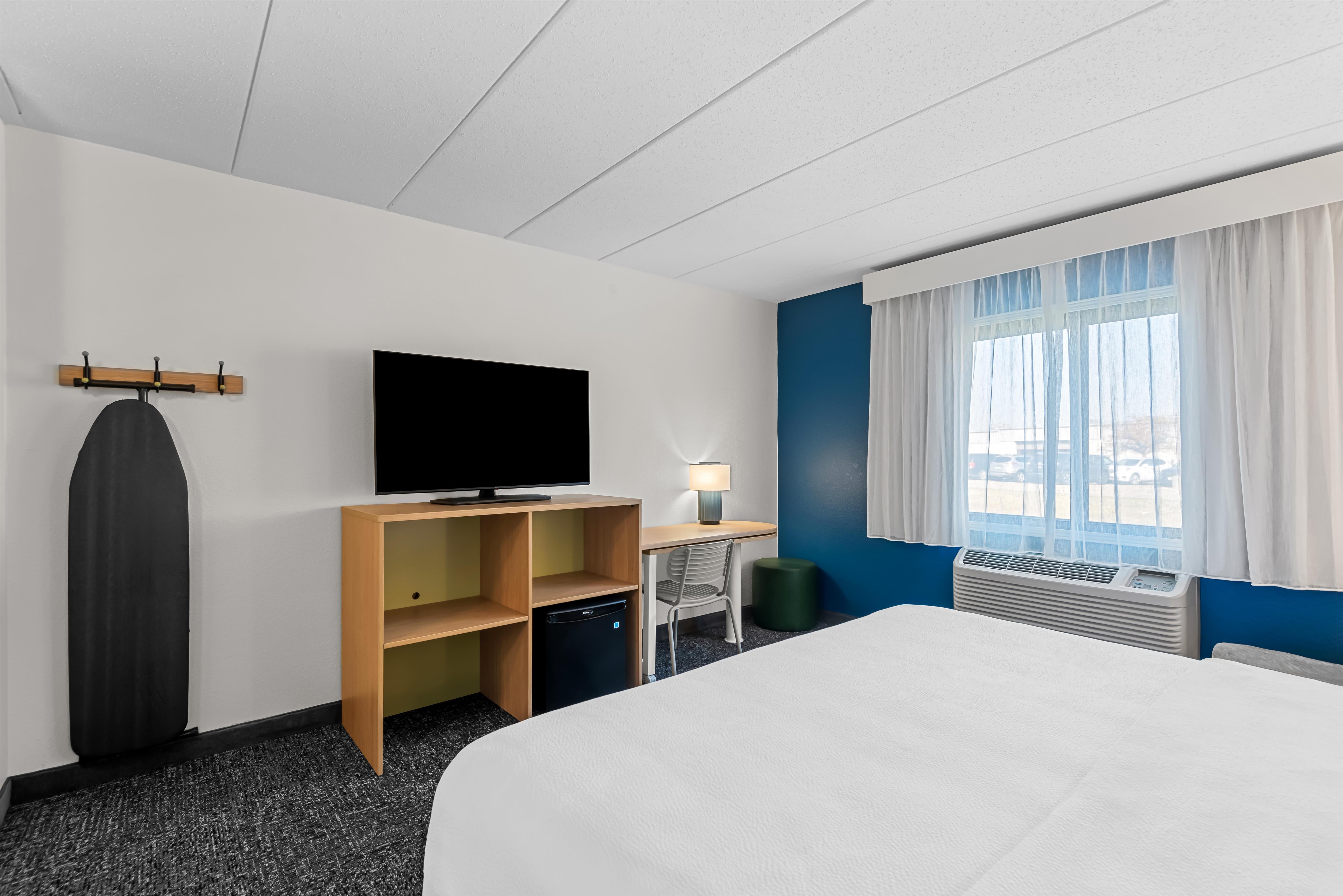 Spark by Hilton Cedar Falls Room Type - 1 KING MOBIL ACCESS RIS