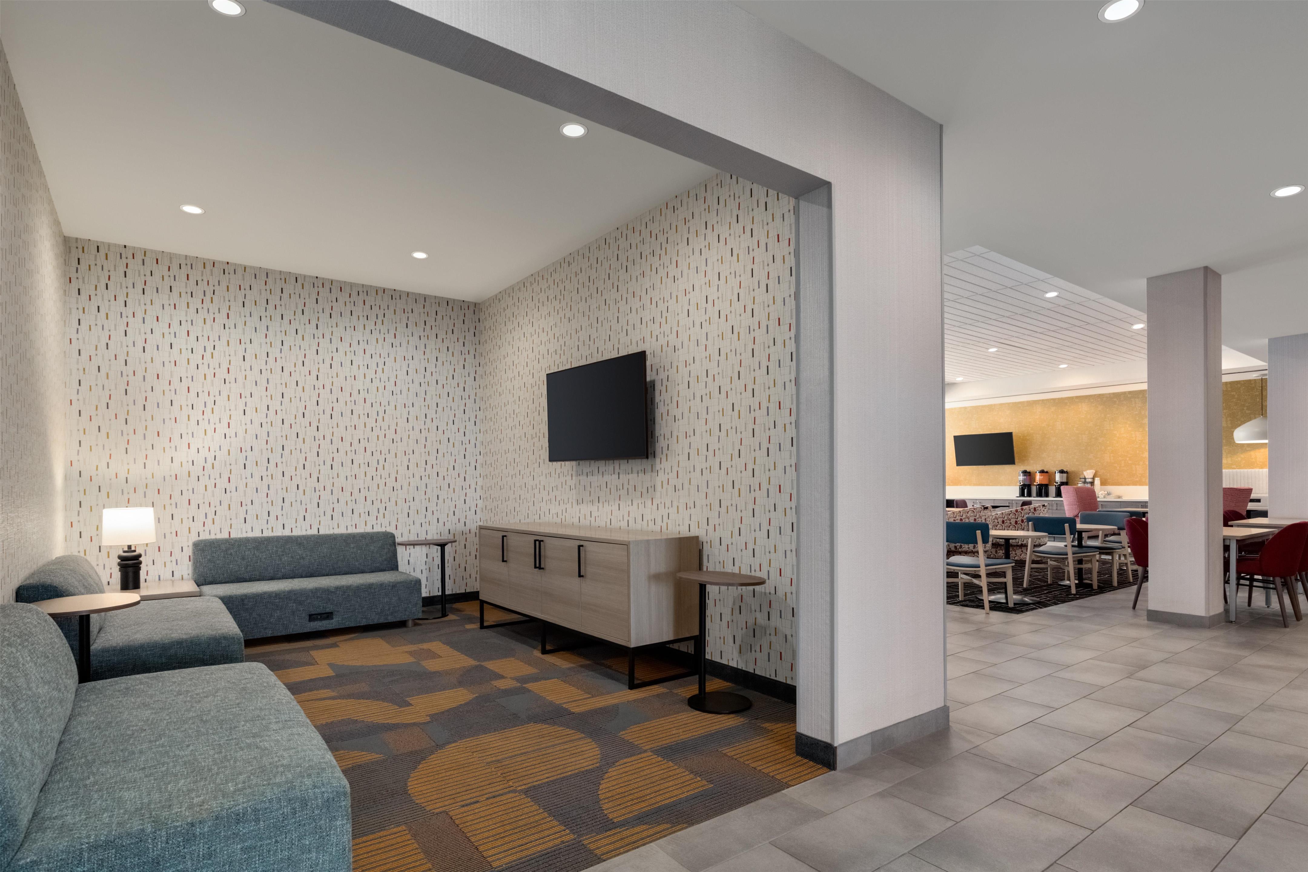 Lobby | Home2 Suites By Hilton Fresno Northwest