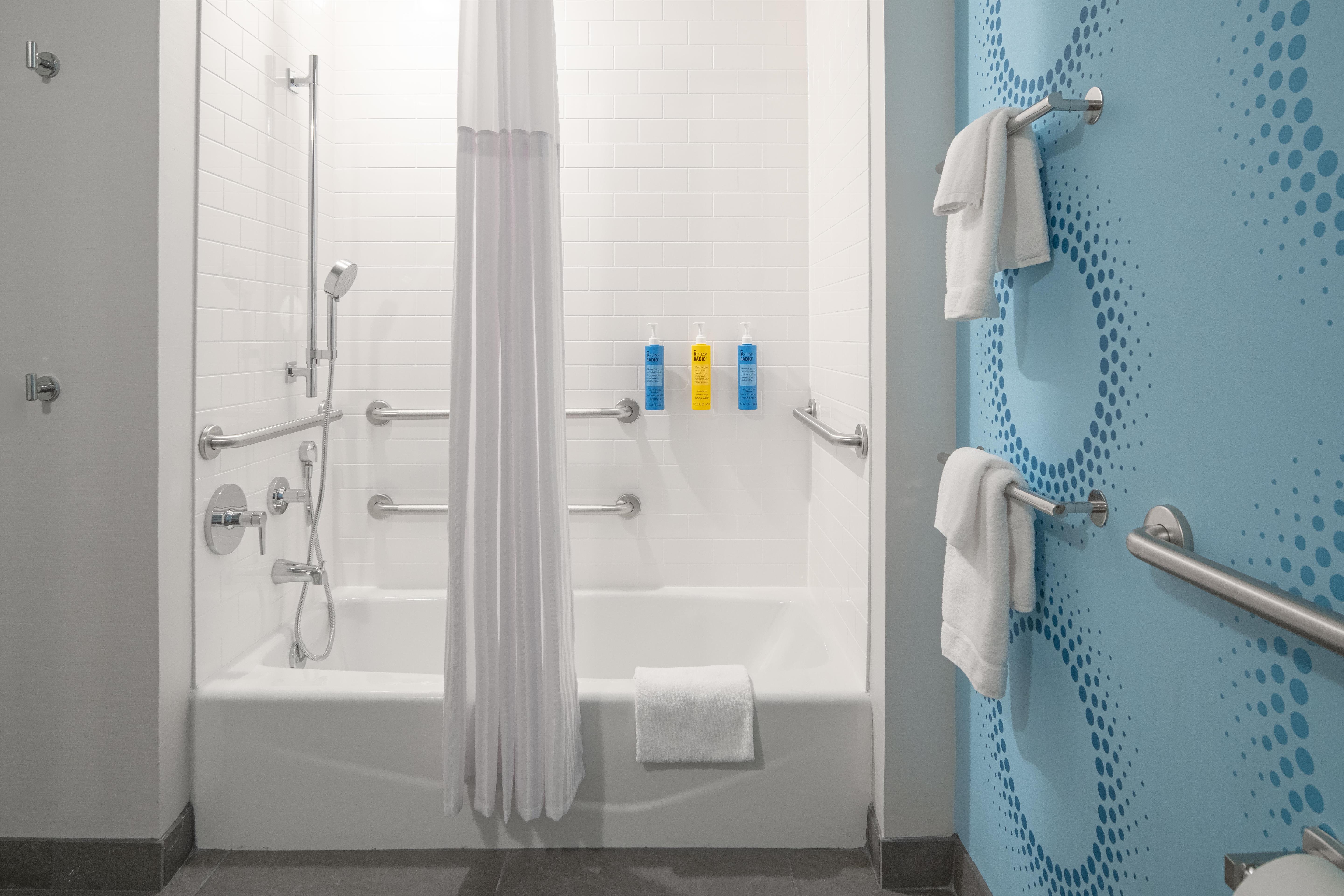 Tru by Hilton Spring Hill Room Type - 2 QUEEN ACCESSIBLE TUB