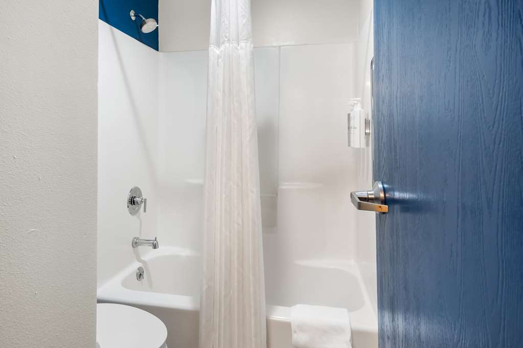 SPARK BY HILTON GRAPEVINE DFW NORTH-guestroom-Guest Room,Bathroom,On-Site.jpg