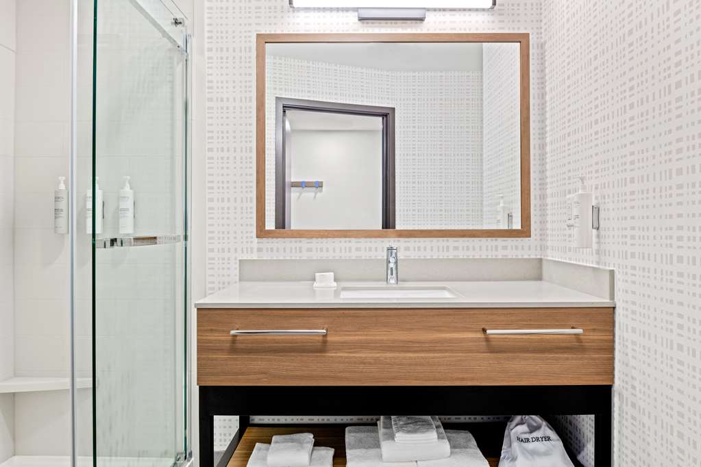 HAMPTON COSTA MESA NEWPORT BEACH-guestroom-Guest Room,Bathroom,On-Site.jpg