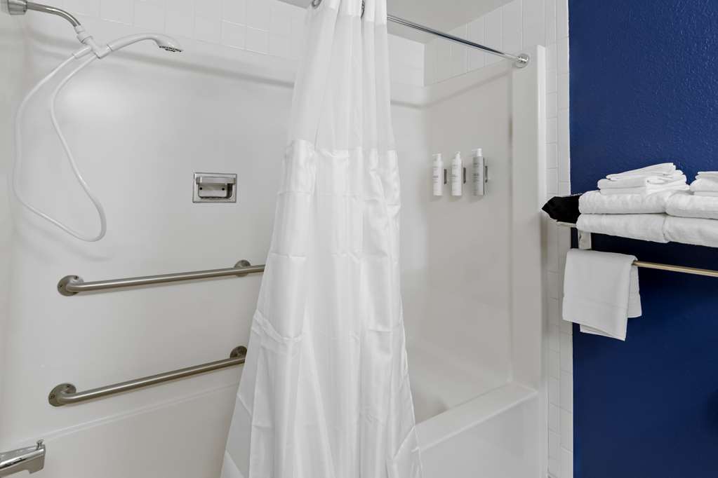 SPARK BY HILTON DALEVILLE ROANOKE N-guestroom-Guest Room,Bathroom,On-Site.jpg