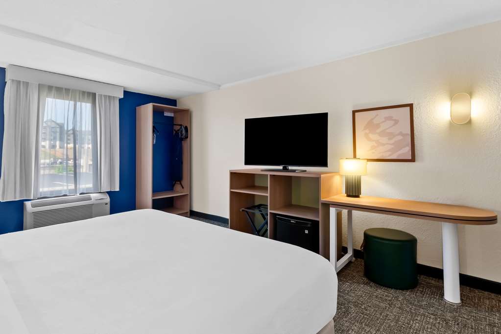 SPARK BY HILTON DALEVILLE ROANOKE N-guestroom-Guest Room,On-Site.jpg
