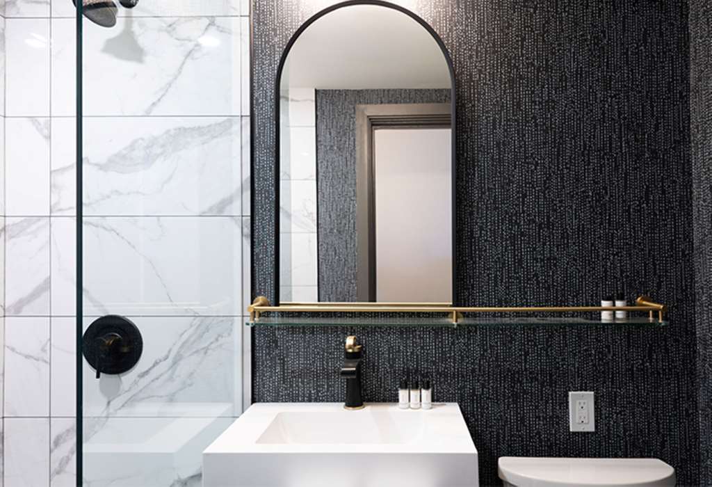 BROCK NIAGARA FALLS TAPESTRY HILTON-guestroom-Guest Room,Bathroom,On-Site.jpg