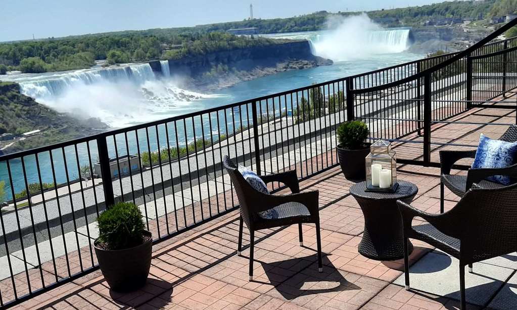 BROCK NIAGARA FALLS TAPESTRY HILTON-guestroom-Guest Room,On-Site.jpg