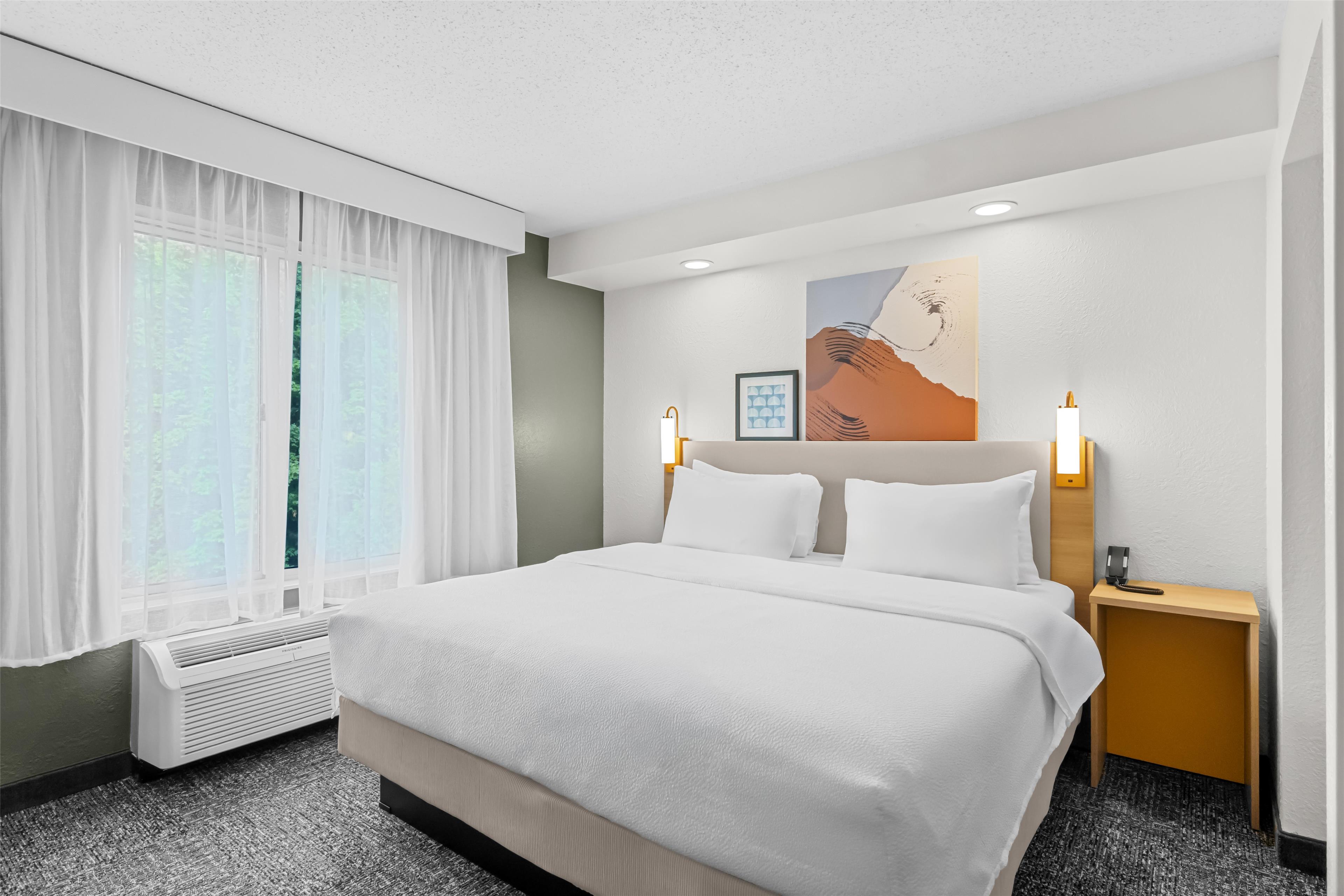 Spark by Hilton Traverse City Room Type - 1 KING STUDIO W/ SOFABED