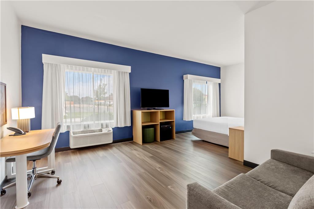 SPARK BY HILTON OAK FOREST-guestroom-Guest Room,On-Site.jpg